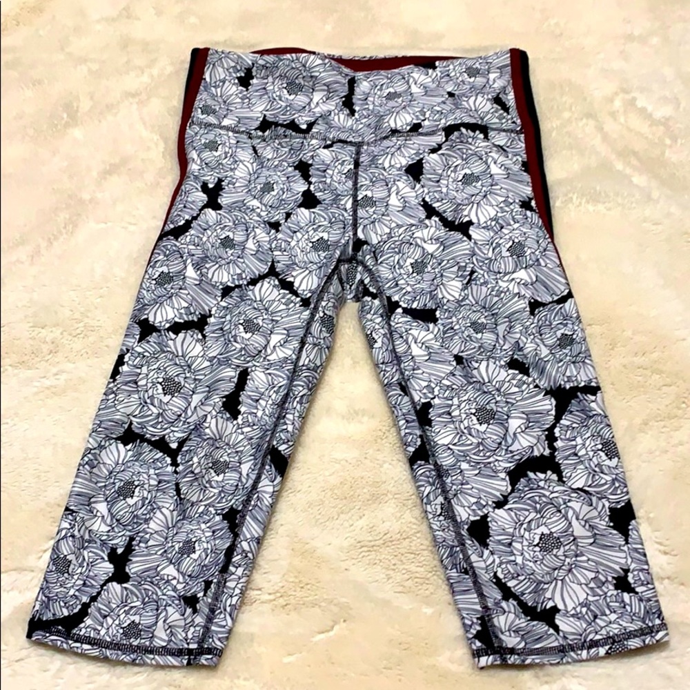 GapFit Eclipse Capri Floral Print Leggings. Medium